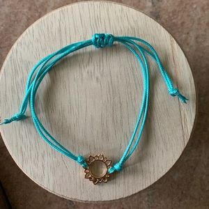 Adjustable bracelet with gold tone flower design